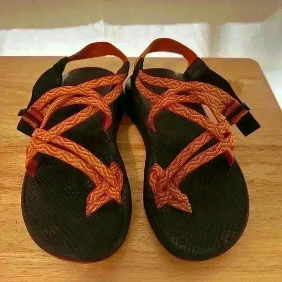 Chaco Women’s Sz 7 Z/2 Classic Outdoor Hiking Sandals - Orange‎ Chevron Print - Picture 1 of 9